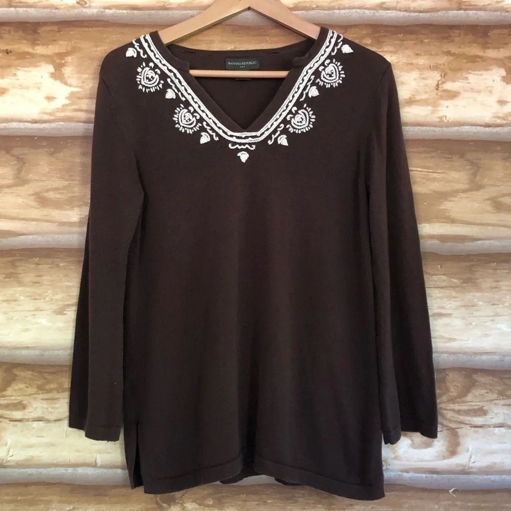 Vintage Banana Republic Factory embroidered v-neck sweater size medium